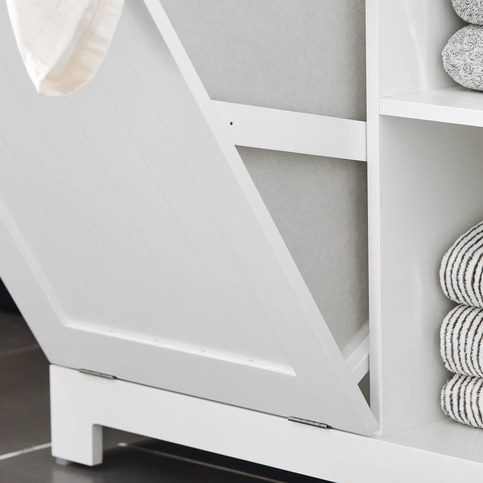 SoBuy BZR105-W Badkamerkast met Wasmand – Compacte Onderkast met Hangend Wasmandje en 3 Open Planken, Witte Houten Opbergkast, 60x37x86 cm - Image 10