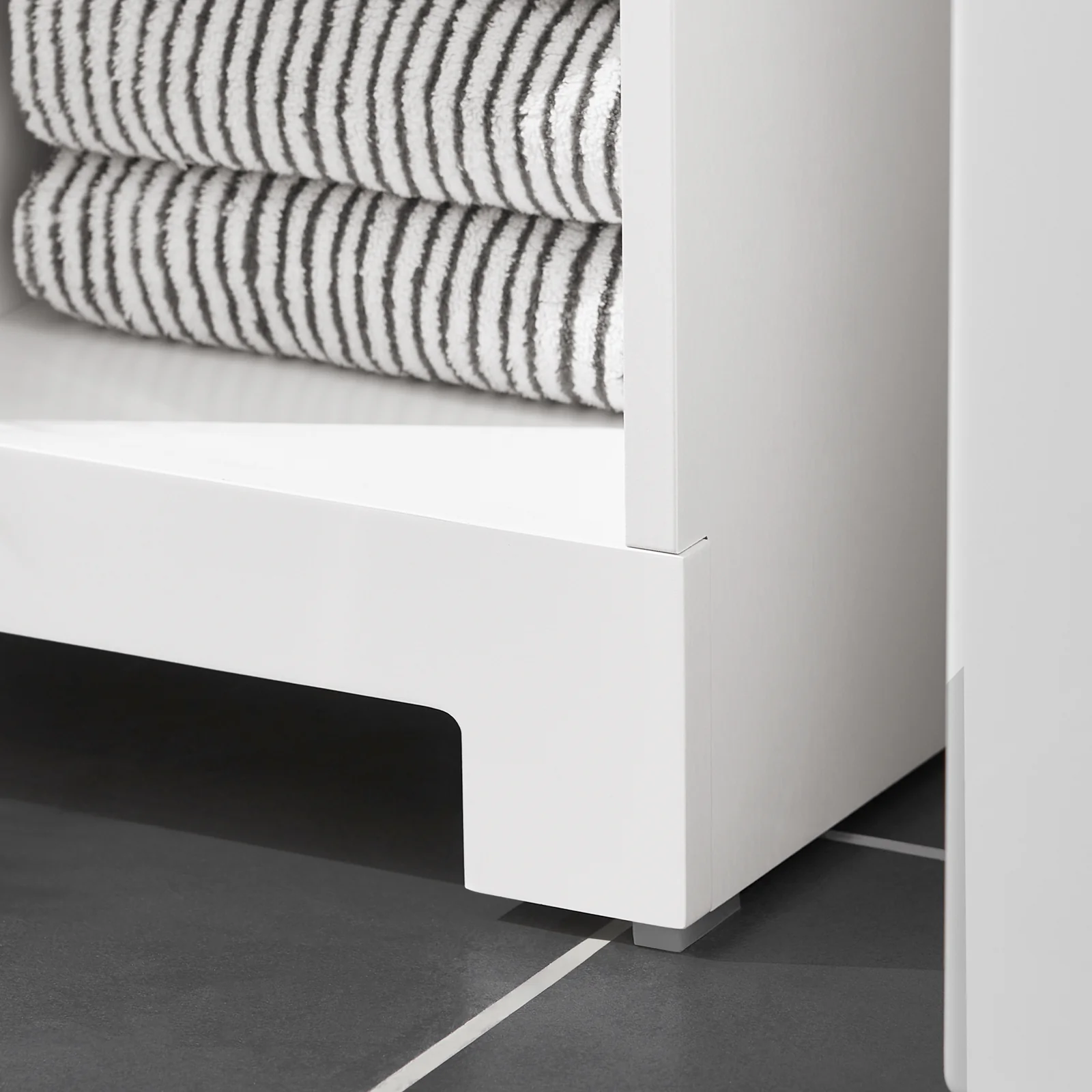 SoBuy BZR105-W Badkamerkast met Wasmand – Compacte Onderkast met Hangend Wasmandje en 3 Open Planken, Witte Houten Opbergkast, 60x37x86 cm - Image 13