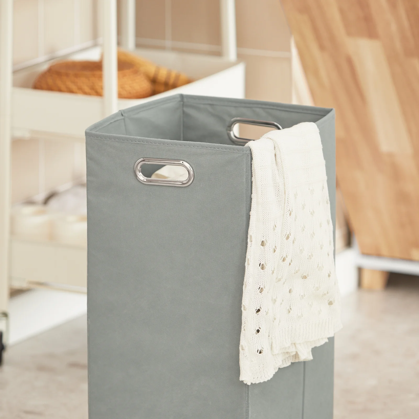 SoBuy BZR74-W Hoge Badkamerkast – Smalle Opbergkast met Wasmand, Vochtbestendig Hout, Wit-Naturel, 31x170x32 cm - Image 7