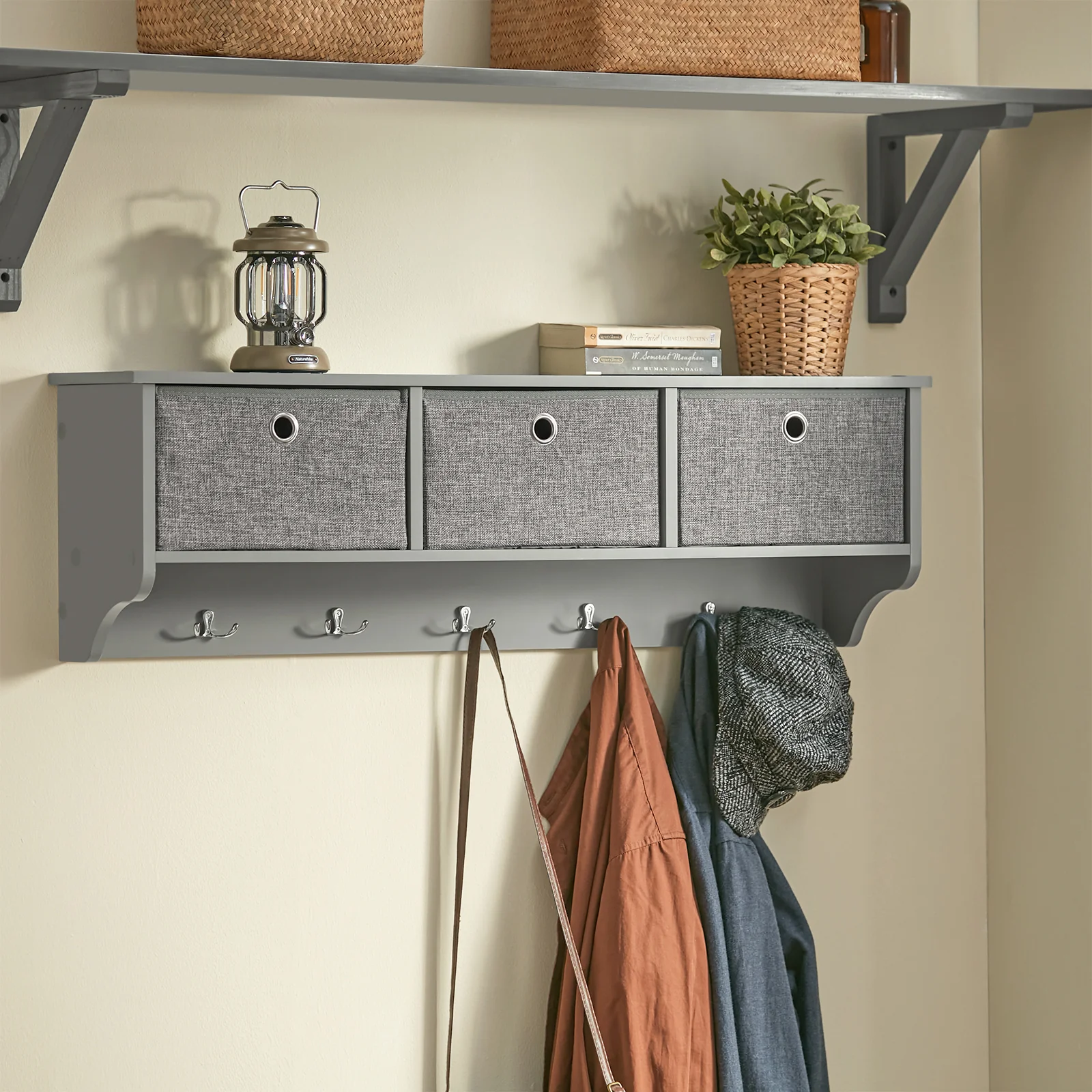 SoBuy FRG282-HG Wandkapstok met 5 Haken en 3 Mandjes – Houten Wandkapstok, Halmeubel met Plank – Hangende Kledingopslag voor Slaapkamer, Woonkamer, Badkamer – Grijs 100x20x30cm - Image 3