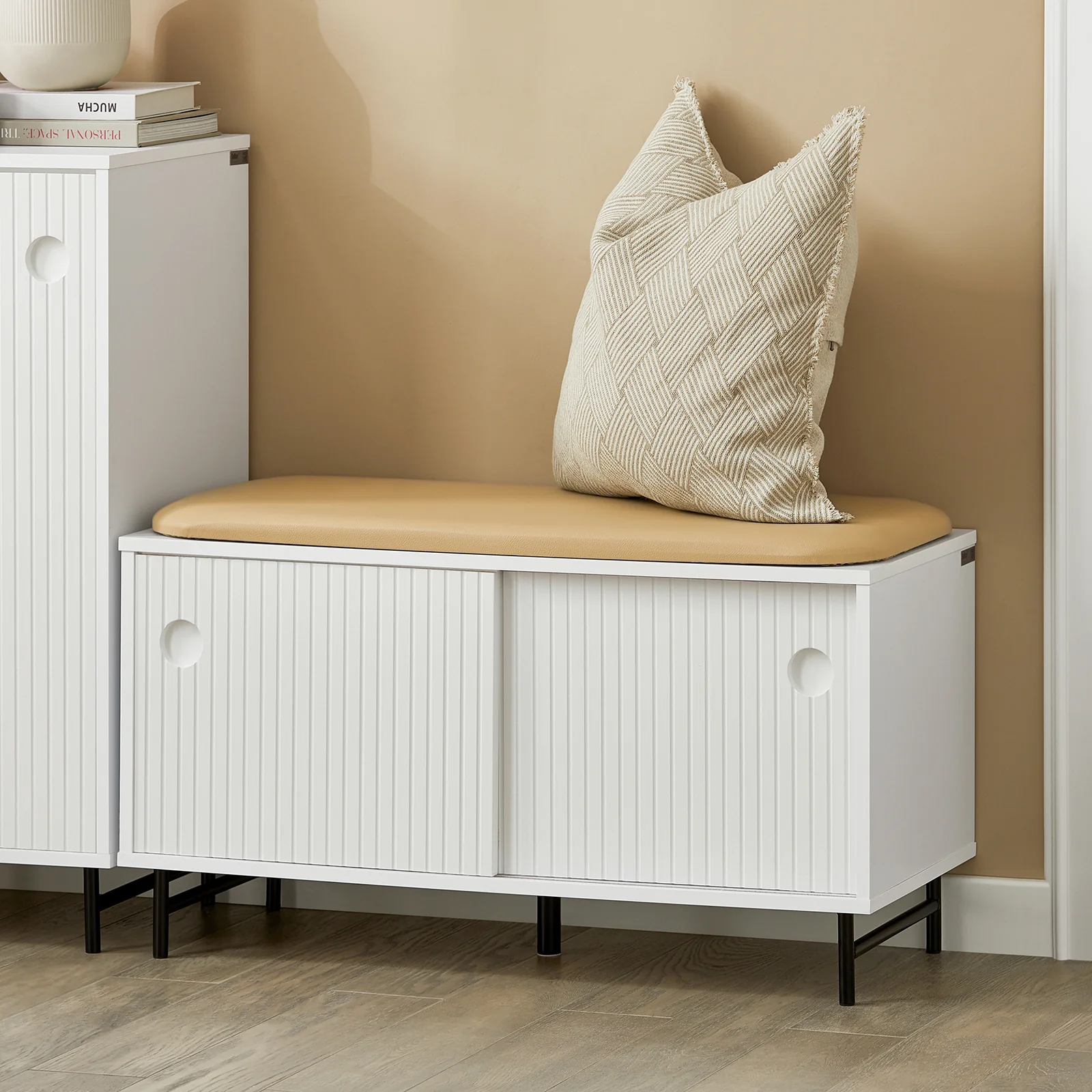 SoBuy FSR116-W Schoenenbank met Opbergruimte – 2 Schuifdeuren, 4 Verstelbare Planken & Comfortabel Kussen – 85x37x49 cm, Wit - Image 3