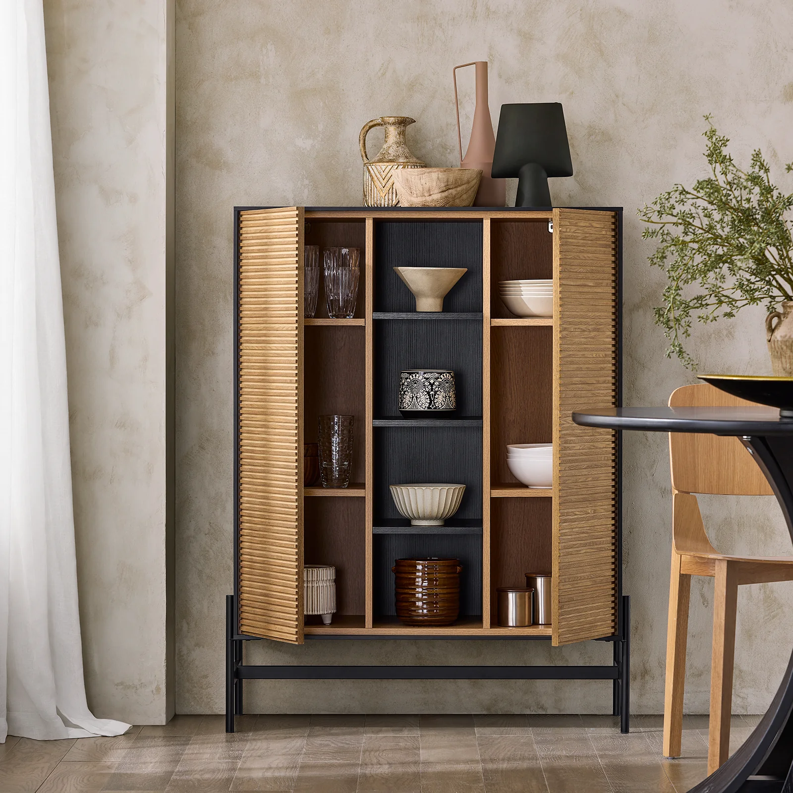 SoBuy HFSB04-SCH Dressoir, opbergkast, zijkast, opbergkast voor keuken, eetkamer, woonkamer, 2 deuren, 4 vakken, natuurlijk zwart - Image 3