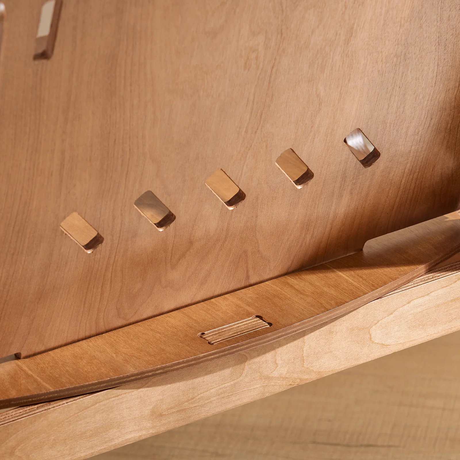 SoBuy HFST02-BR Designstoel, Eetkamerstoel, Bureaustoel, Comfortabele Ergonomische, met Rugleuning, Zithoogte 35 cm, Structuur Pen-en-Gat, Hout, Bruin - Image 7