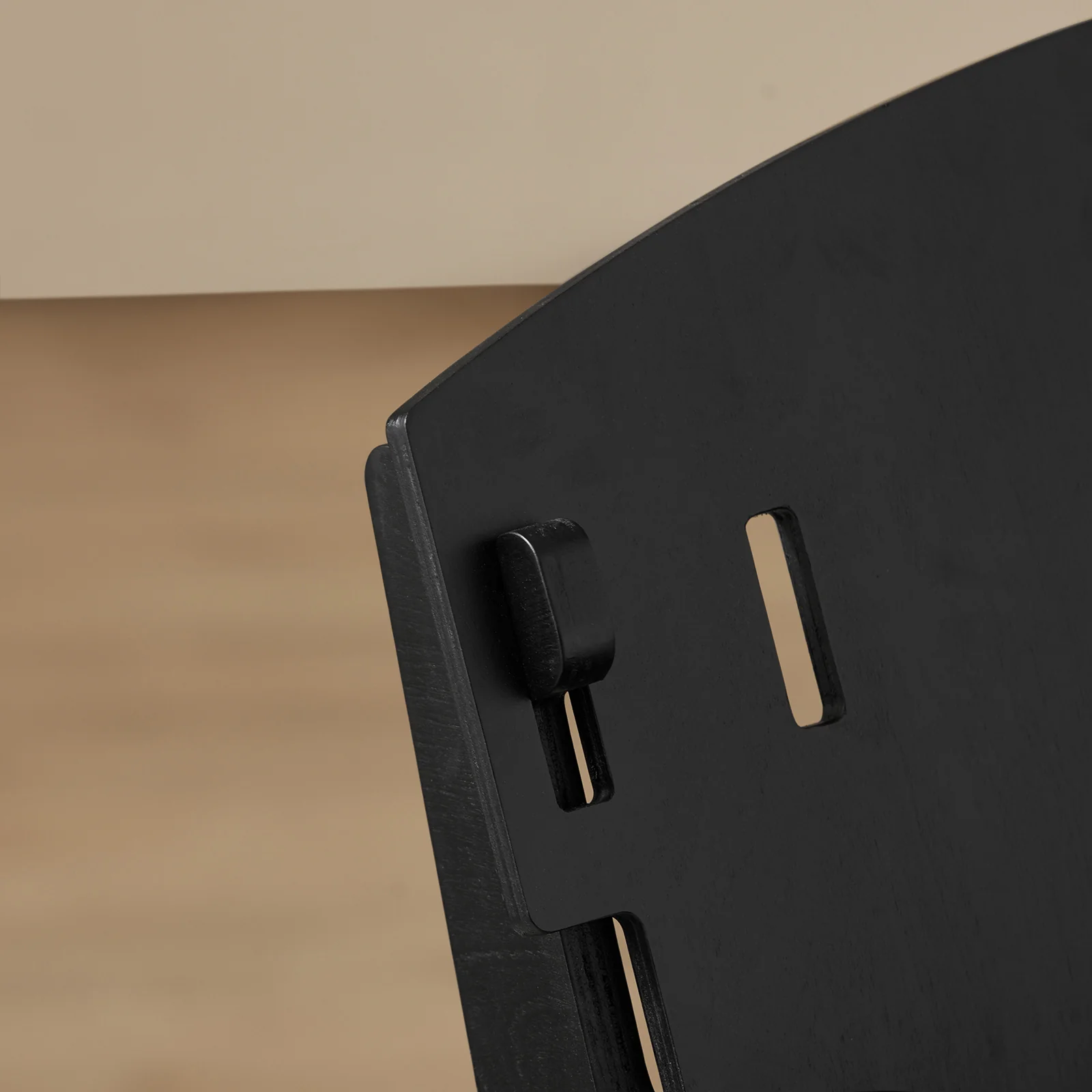 SoBuy HFST02-SCH Designstoel, Eetkamerstoel, Bureaustoel, Comfortabele Ergonomische, met Rugleuning, Zithoogte 35 cm, Structuur Pen-en-Gat, Hout, Zwart - Image 10